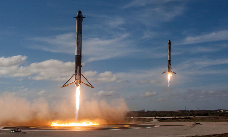Aterrizaje sincronizado de las dos etapas laterales del Falcon Heavy. Foto: SpaceX /Flickr